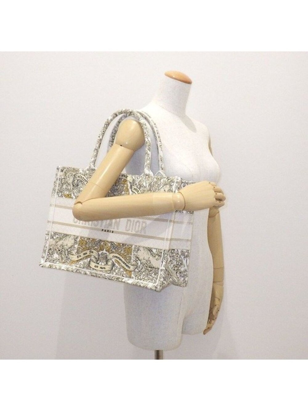 Dior Tote Book White Around the World Embroidery - Picture 8 of 8